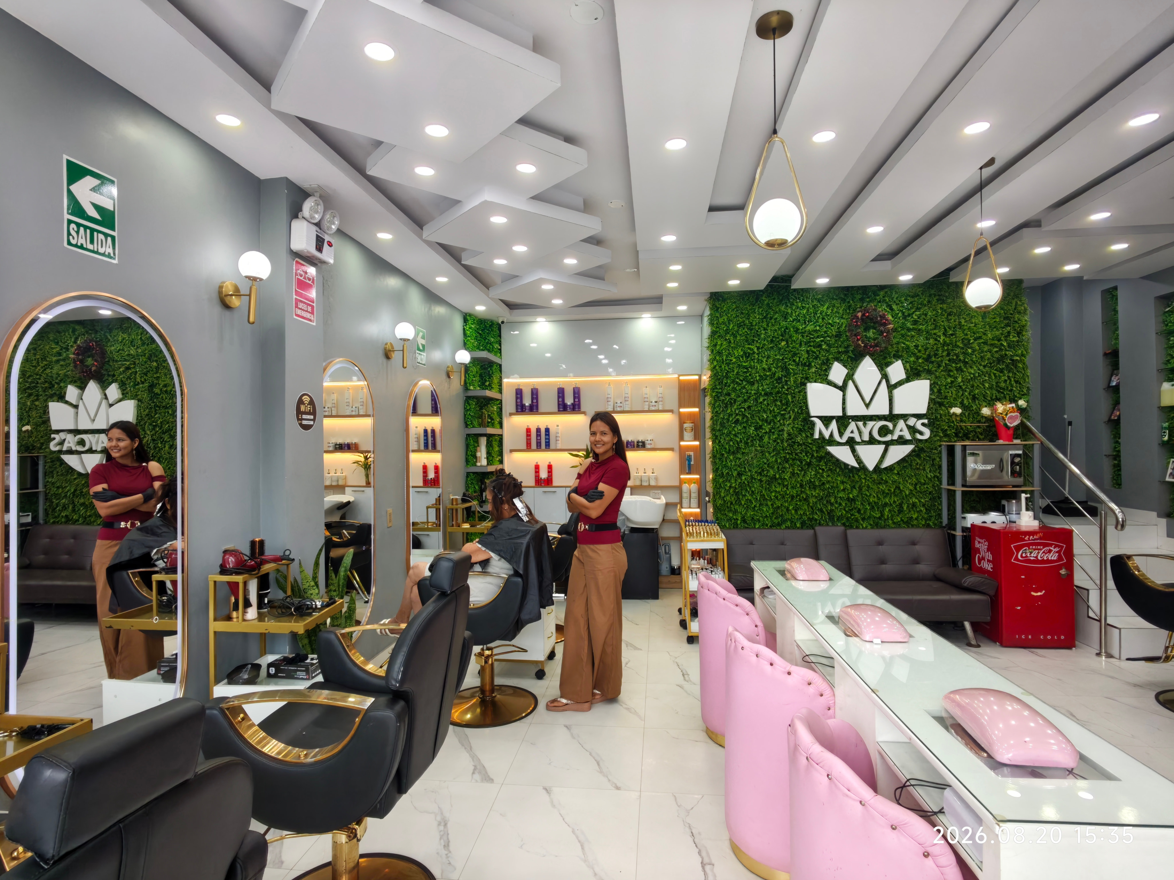 Interior de Mayca’s Salon & Spa con estilistas atendiendo a sus clientas